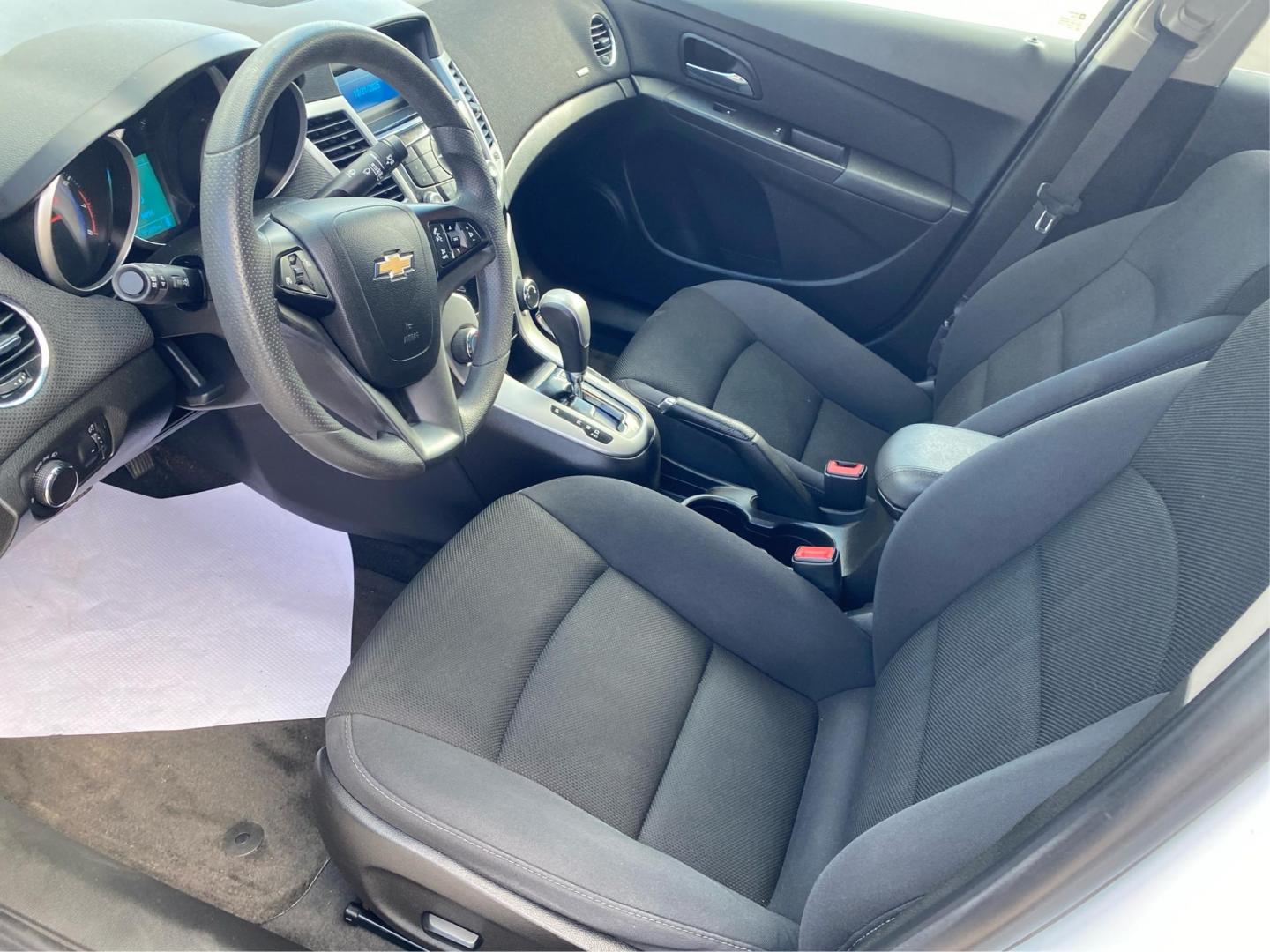 2016 WHITE CHEVROLET CRUZE LIMITED LT (1G1PE5SBXG7) with an 1.4L engine, Automatic transmission, located at 908 SE 14th Street, Des Moines, IA, 50317, (515) 281-0330, 41.580303, -93.597046 - Photo#8