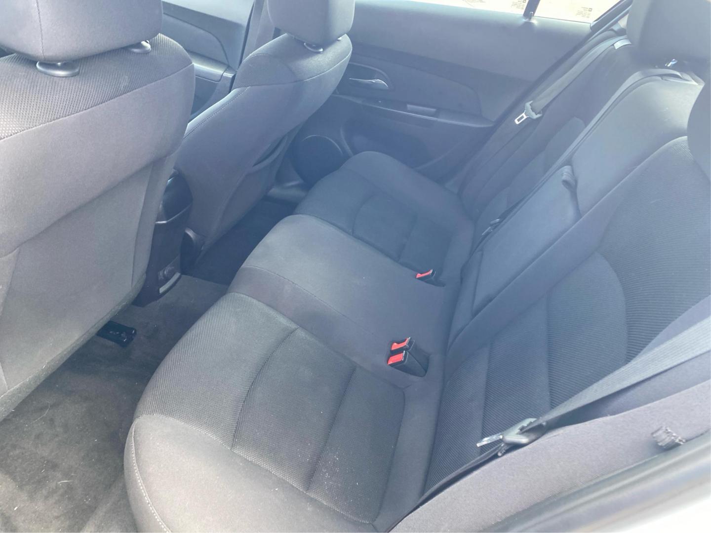 2016 WHITE CHEVROLET CRUZE LIMITED LT (1G1PE5SBXG7) with an 1.4L engine, Automatic transmission, located at 908 SE 14th Street, Des Moines, IA, 50317, (515) 281-0330, 41.580303, -93.597046 - Photo#9