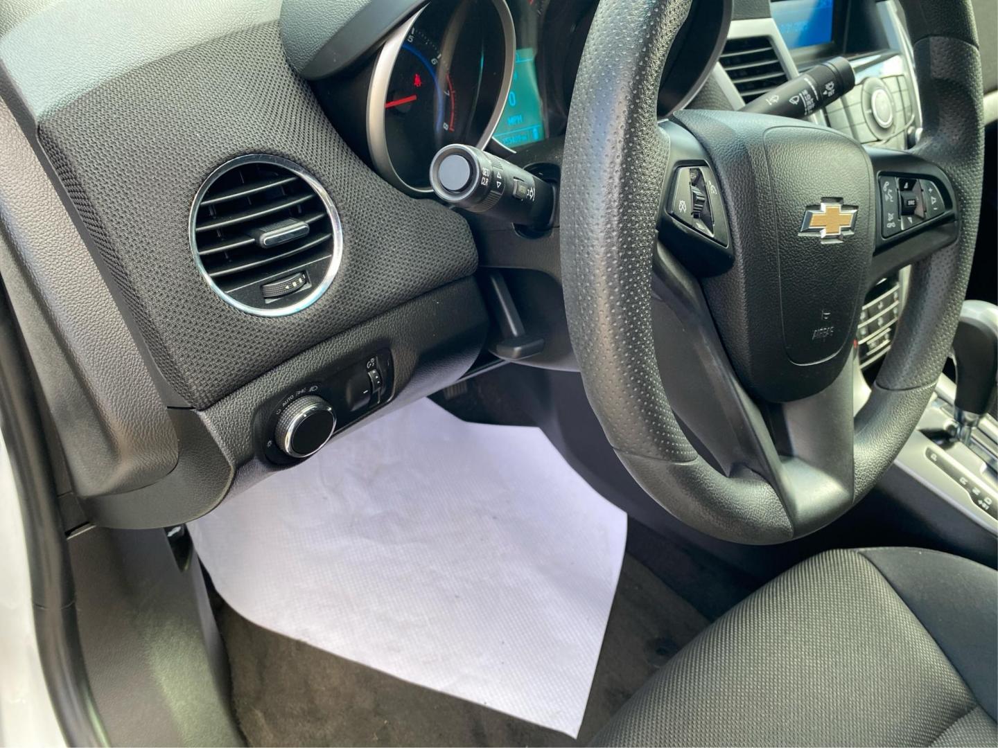 2016 WHITE CHEVROLET CRUZE LIMITED LT (1G1PE5SBXG7) with an 1.4L engine, Automatic transmission, located at 908 SE 14th Street, Des Moines, IA, 50317, (515) 281-0330, 41.580303, -93.597046 - Photo#16