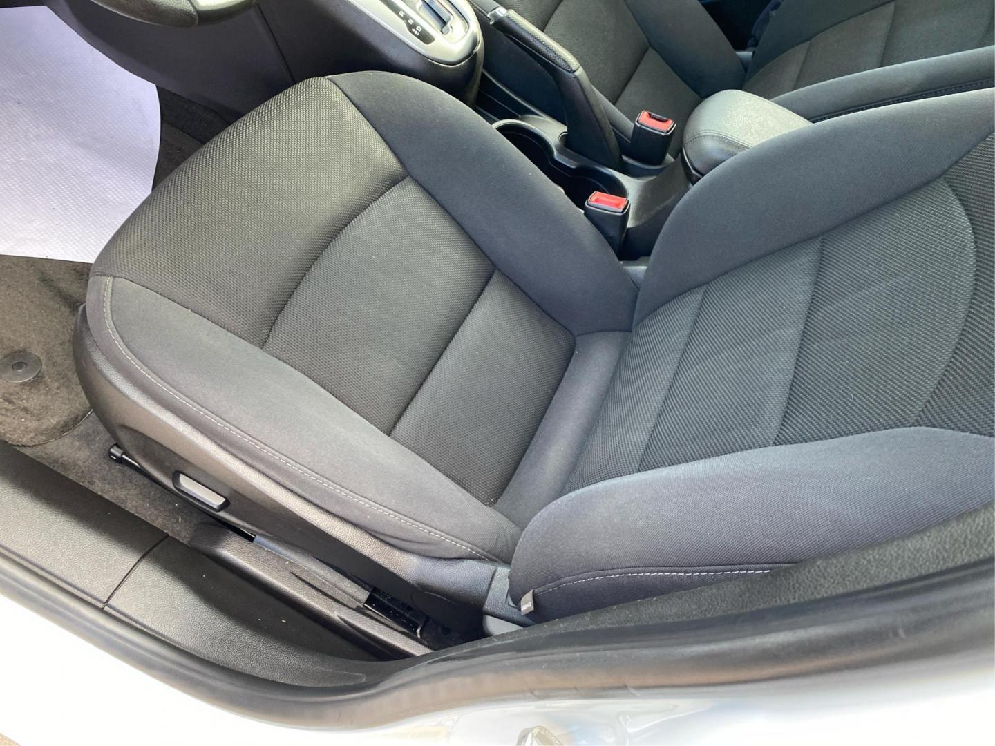 2016 WHITE CHEVROLET CRUZE LIMITED LT (1G1PE5SBXG7) with an 1.4L engine, Automatic transmission, located at 908 SE 14th Street, Des Moines, IA, 50317, (515) 281-0330, 41.580303, -93.597046 - Photo#17