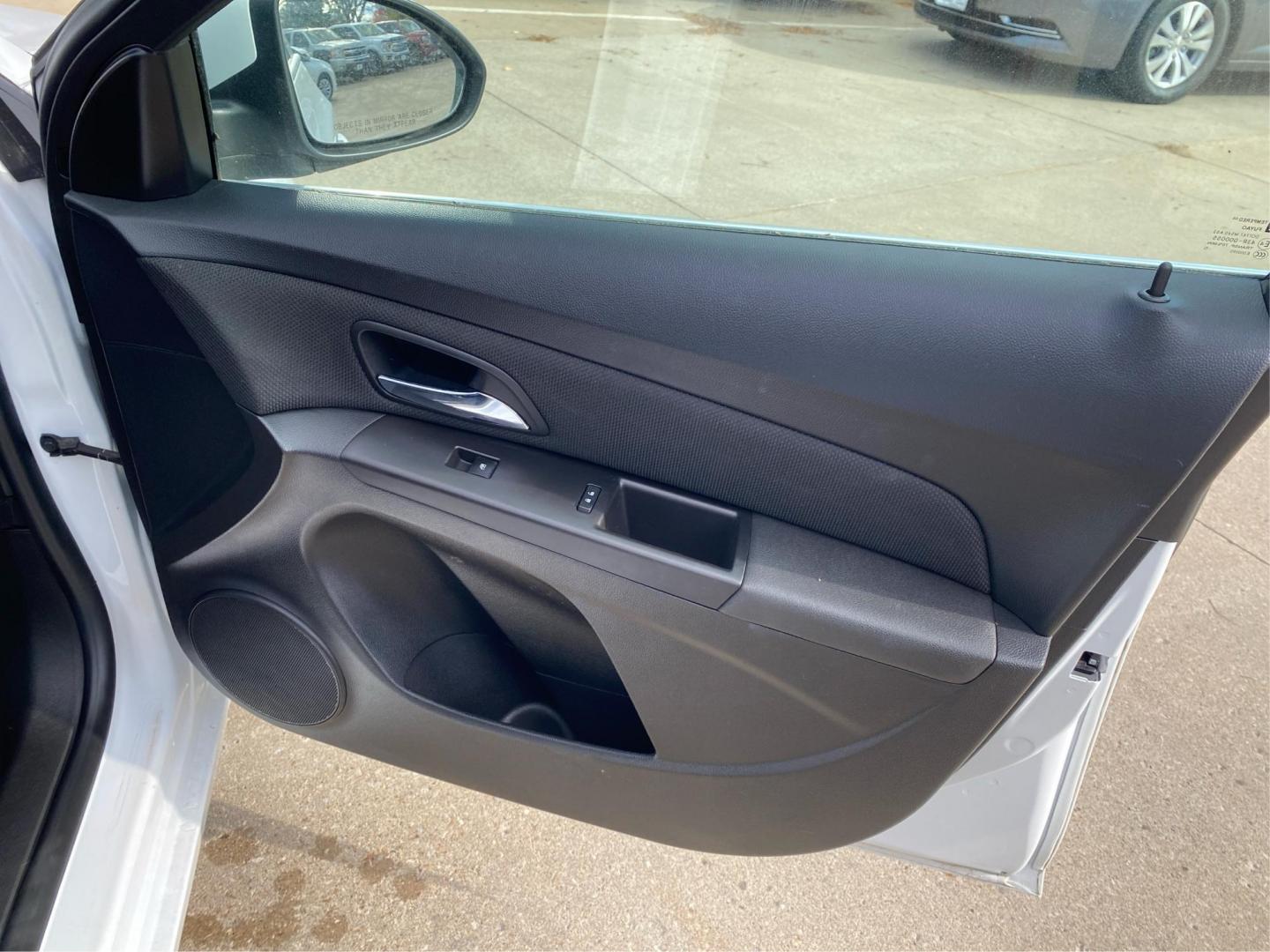 2016 WHITE CHEVROLET CRUZE LIMITED LT (1G1PE5SBXG7) with an 1.4L engine, Automatic transmission, located at 908 SE 14th Street, Des Moines, IA, 50317, (515) 281-0330, 41.580303, -93.597046 - Photo#19