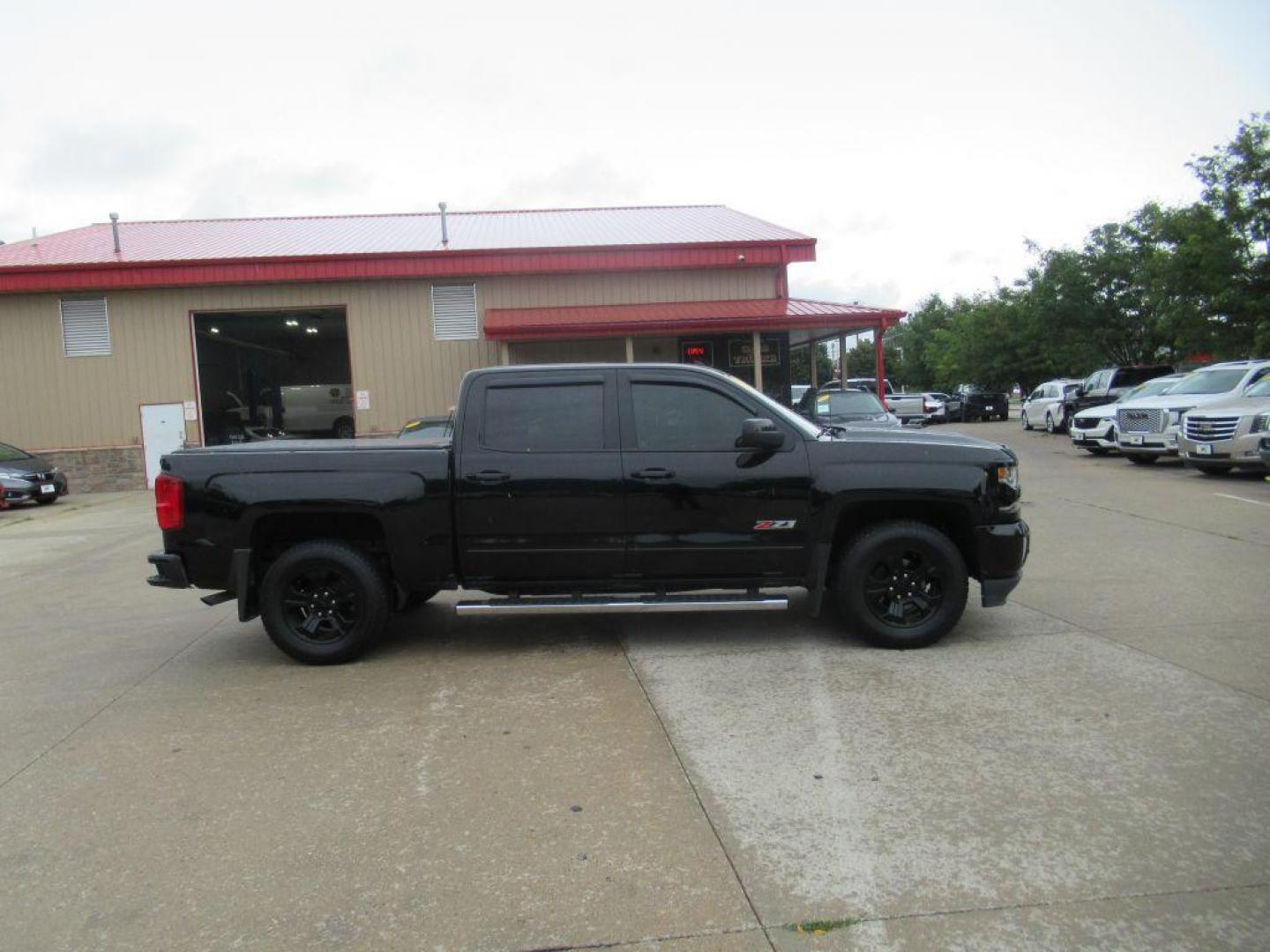 2017 BLACK CHEVROLET SILVERADO 1500 LTZ (3GCUKSEC6HG) with an 5.3L engine, Automatic transmission, located at 908 SE 14th Street, Des Moines, IA, 50317, (515) 281-0330, 41.580303, -93.597046 - Photo#3
