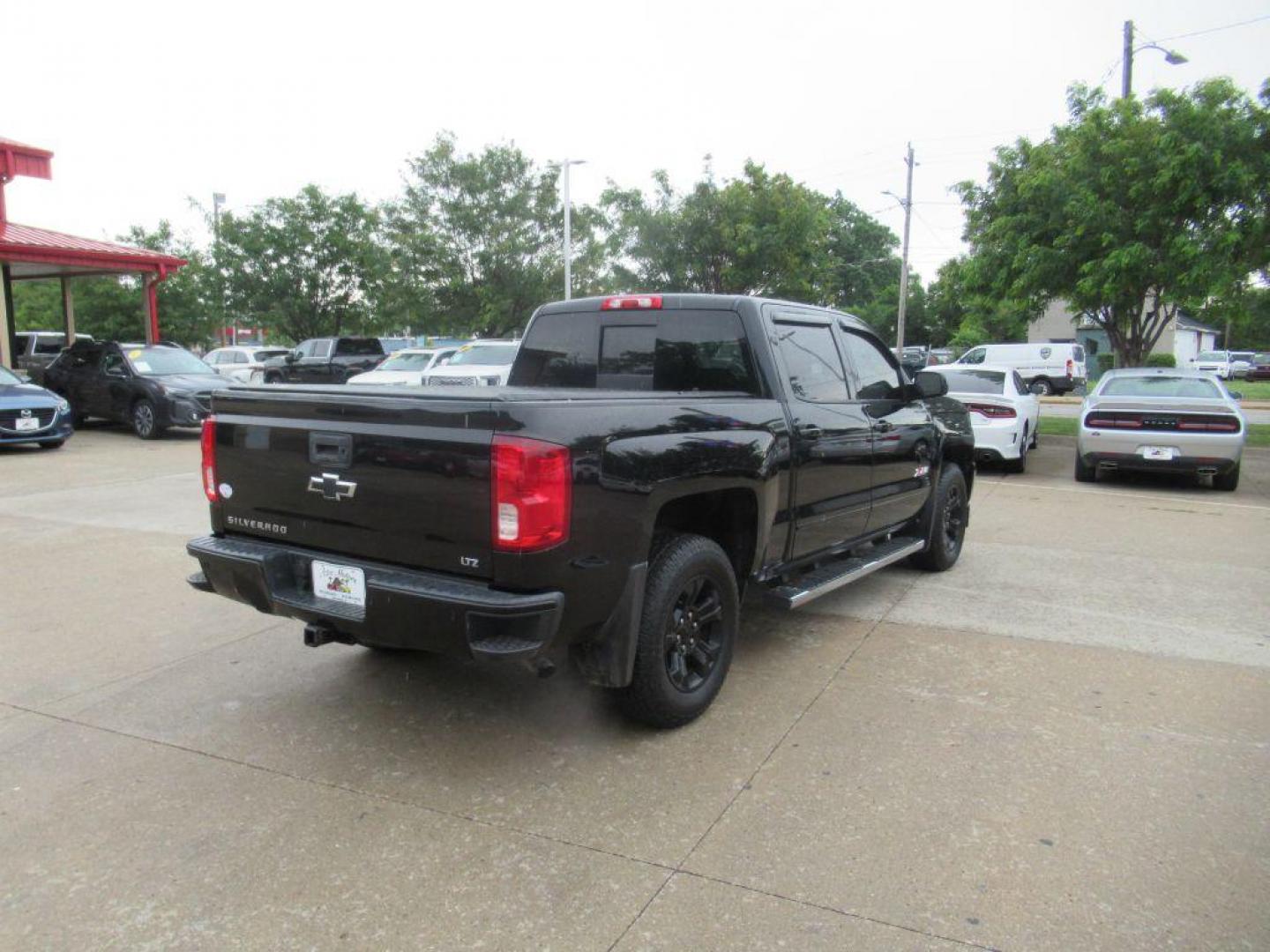 2017 BLACK CHEVROLET SILVERADO 1500 LTZ (3GCUKSEC6HG) with an 5.3L engine, Automatic transmission, located at 908 SE 14th Street, Des Moines, IA, 50317, (515) 281-0330, 41.580303, -93.597046 - Photo#4