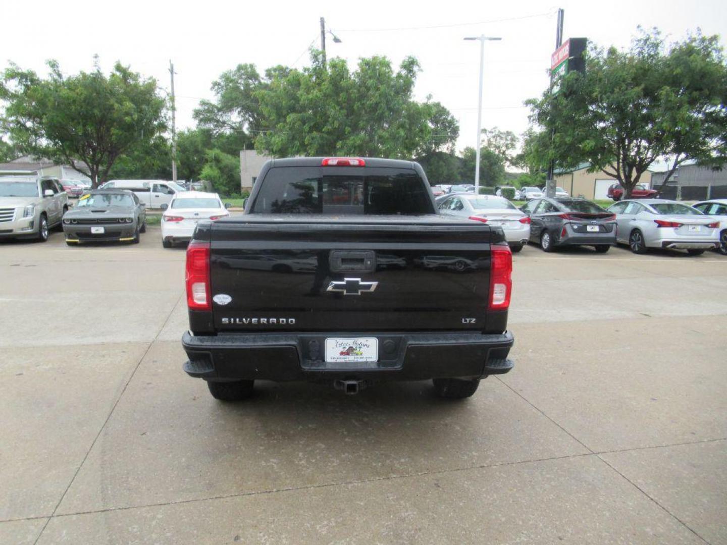 2017 BLACK CHEVROLET SILVERADO 1500 LTZ (3GCUKSEC6HG) with an 5.3L engine, Automatic transmission, located at 908 SE 14th Street, Des Moines, IA, 50317, (515) 281-0330, 41.580303, -93.597046 - Photo#5