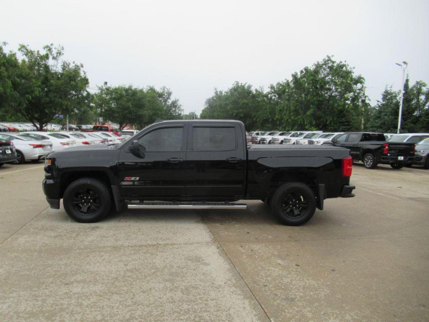 2017 BLACK CHEVROLET SILVERADO 1500 LTZ (3GCUKSEC6HG) with an 5.3L engine, Automatic transmission, located at 908 SE 14th Street, Des Moines, IA, 50317, (515) 281-0330, 41.580303, -93.597046 - Photo#7