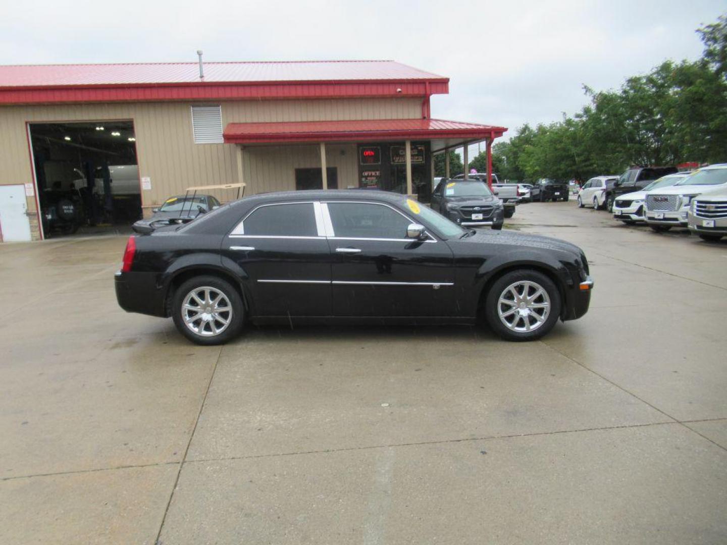 2010 BLACK CHRYSLER 300C (2C3CA6CT3AH) with an 5.7L engine, Automatic transmission, located at 908 SE 14th Street, Des Moines, IA, 50317, (515) 281-0330, 41.580303, -93.597046 - Photo#3