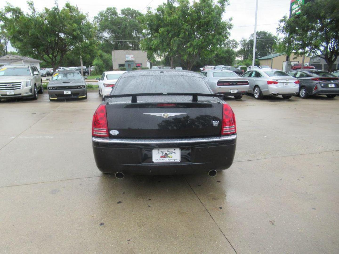 2010 BLACK CHRYSLER 300C (2C3CA6CT3AH) with an 5.7L engine, Automatic transmission, located at 908 SE 14th Street, Des Moines, IA, 50317, (515) 281-0330, 41.580303, -93.597046 - Photo#5