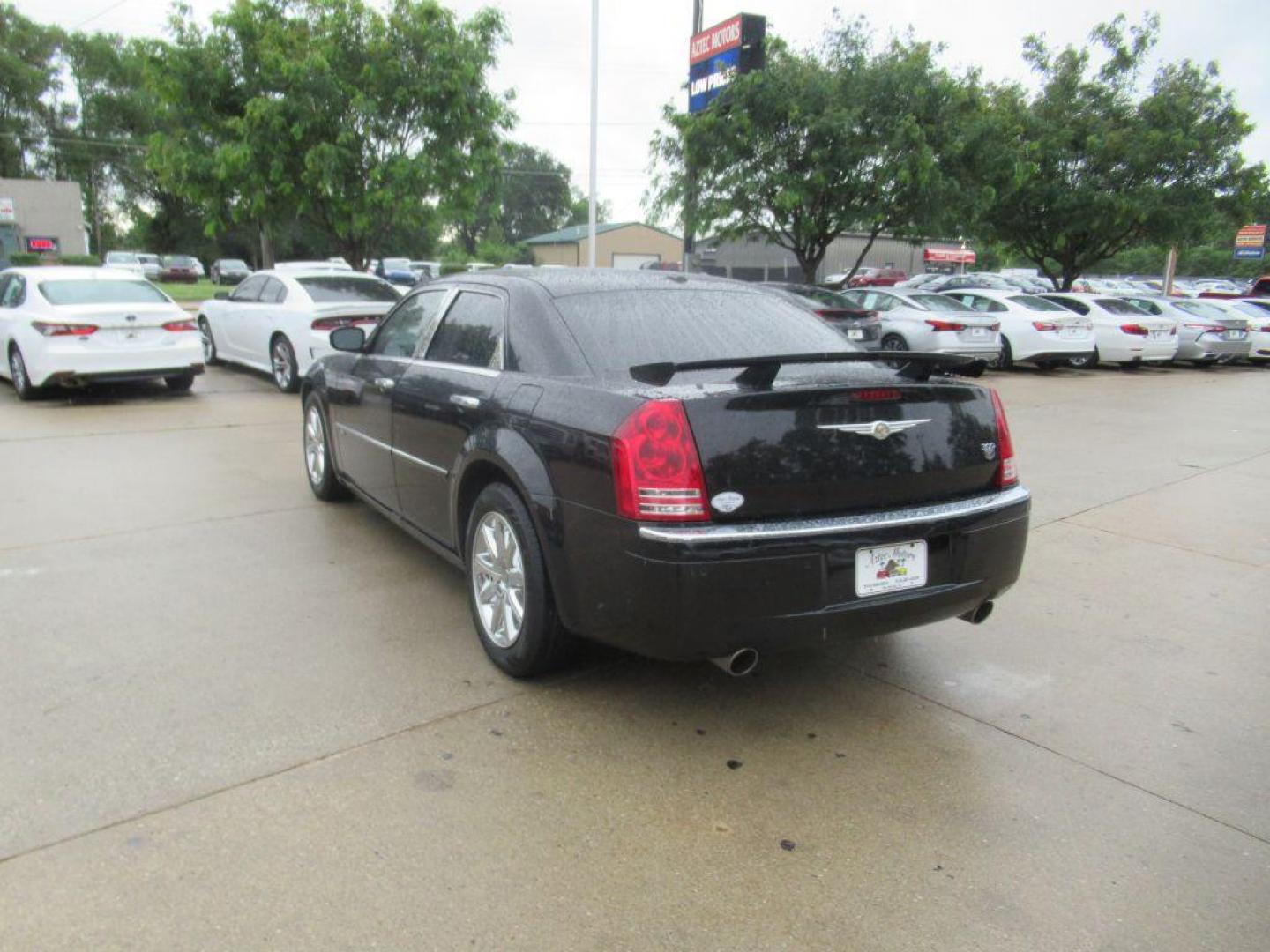 2010 BLACK CHRYSLER 300C (2C3CA6CT3AH) with an 5.7L engine, Automatic transmission, located at 908 SE 14th Street, Des Moines, IA, 50317, (515) 281-0330, 41.580303, -93.597046 - Photo#6