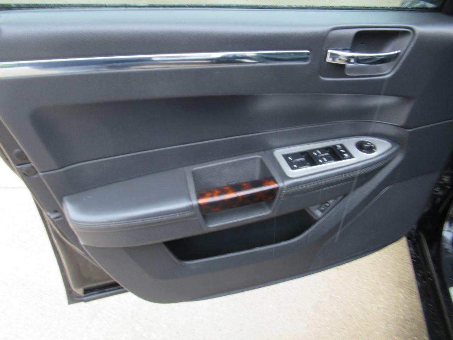 2010 BLACK CHRYSLER 300C (2C3CA6CT3AH) with an 5.7L engine, Automatic transmission, located at 908 SE 14th Street, Des Moines, IA, 50317, (515) 281-0330, 41.580303, -93.597046 - Photo#9