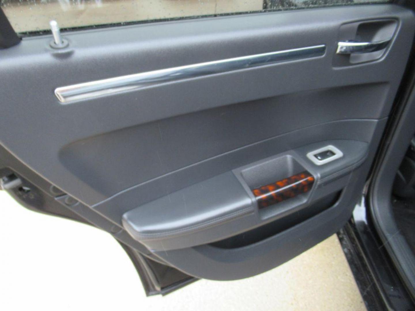 2010 BLACK CHRYSLER 300C (2C3CA6CT3AH) with an 5.7L engine, Automatic transmission, located at 908 SE 14th Street, Des Moines, IA, 50317, (515) 281-0330, 41.580303, -93.597046 - Photo#10
