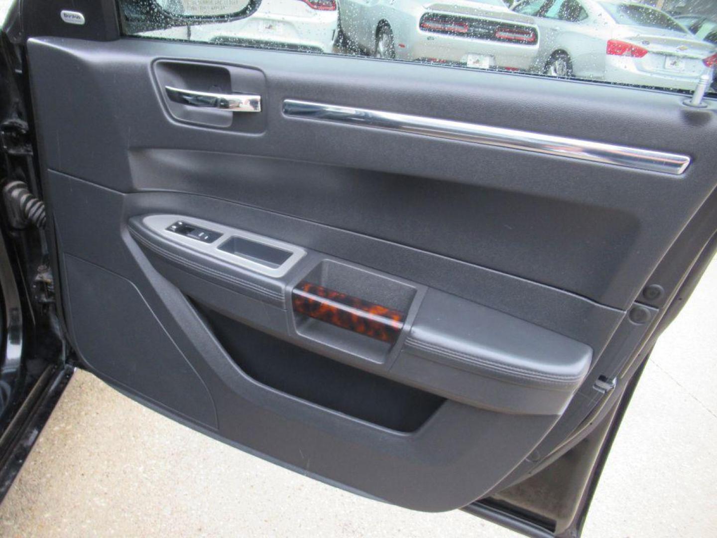 2010 BLACK CHRYSLER 300C (2C3CA6CT3AH) with an 5.7L engine, Automatic transmission, located at 908 SE 14th Street, Des Moines, IA, 50317, (515) 281-0330, 41.580303, -93.597046 - Photo#12