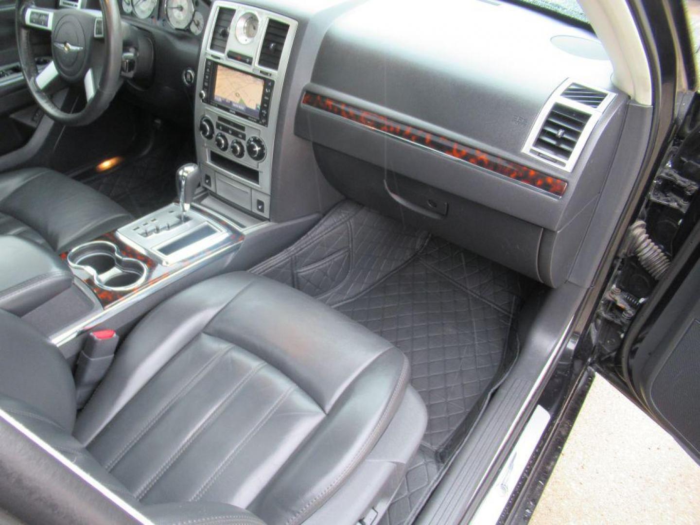 2010 BLACK CHRYSLER 300C (2C3CA6CT3AH) with an 5.7L engine, Automatic transmission, located at 908 SE 14th Street, Des Moines, IA, 50317, (515) 281-0330, 41.580303, -93.597046 - Photo#13