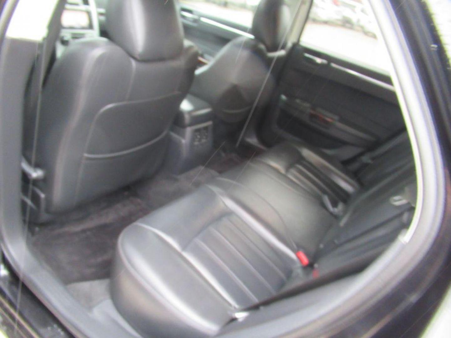 2010 BLACK CHRYSLER 300C (2C3CA6CT3AH) with an 5.7L engine, Automatic transmission, located at 908 SE 14th Street, Des Moines, IA, 50317, (515) 281-0330, 41.580303, -93.597046 - Photo#15