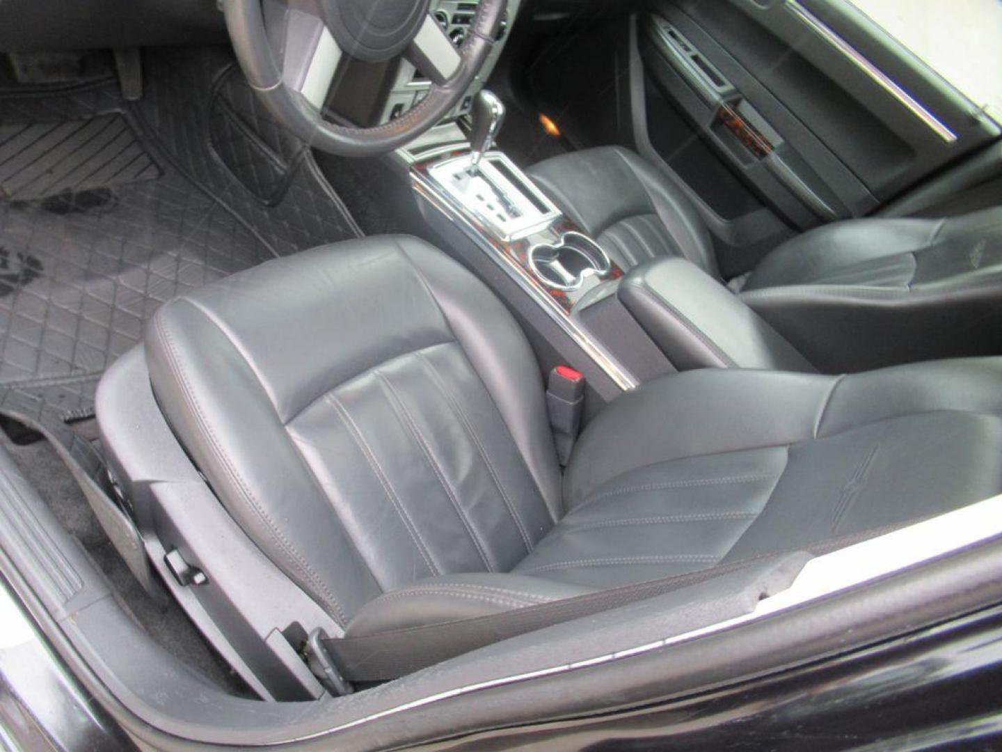 2010 BLACK CHRYSLER 300C (2C3CA6CT3AH) with an 5.7L engine, Automatic transmission, located at 908 SE 14th Street, Des Moines, IA, 50317, (515) 281-0330, 41.580303, -93.597046 - Photo#16