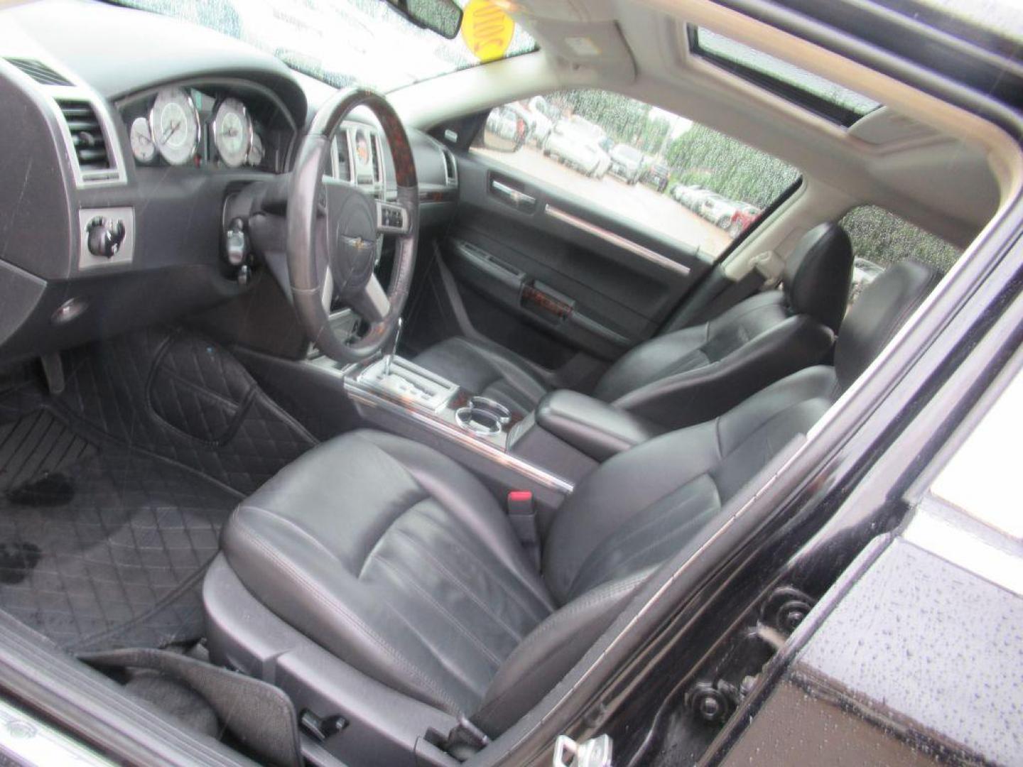 2010 BLACK CHRYSLER 300C (2C3CA6CT3AH) with an 5.7L engine, Automatic transmission, located at 908 SE 14th Street, Des Moines, IA, 50317, (515) 281-0330, 41.580303, -93.597046 - Photo#24