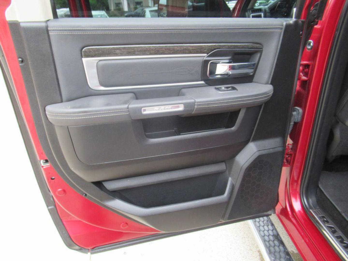 2015 MARRON RAM 1500 LONGHORN (1C6RR7PT0FS) with an 5.7L engine, Automatic transmission, located at 908 SE 14th Street, Des Moines, IA, 50317, (515) 281-0330, 41.580303, -93.597046 - Photo#10