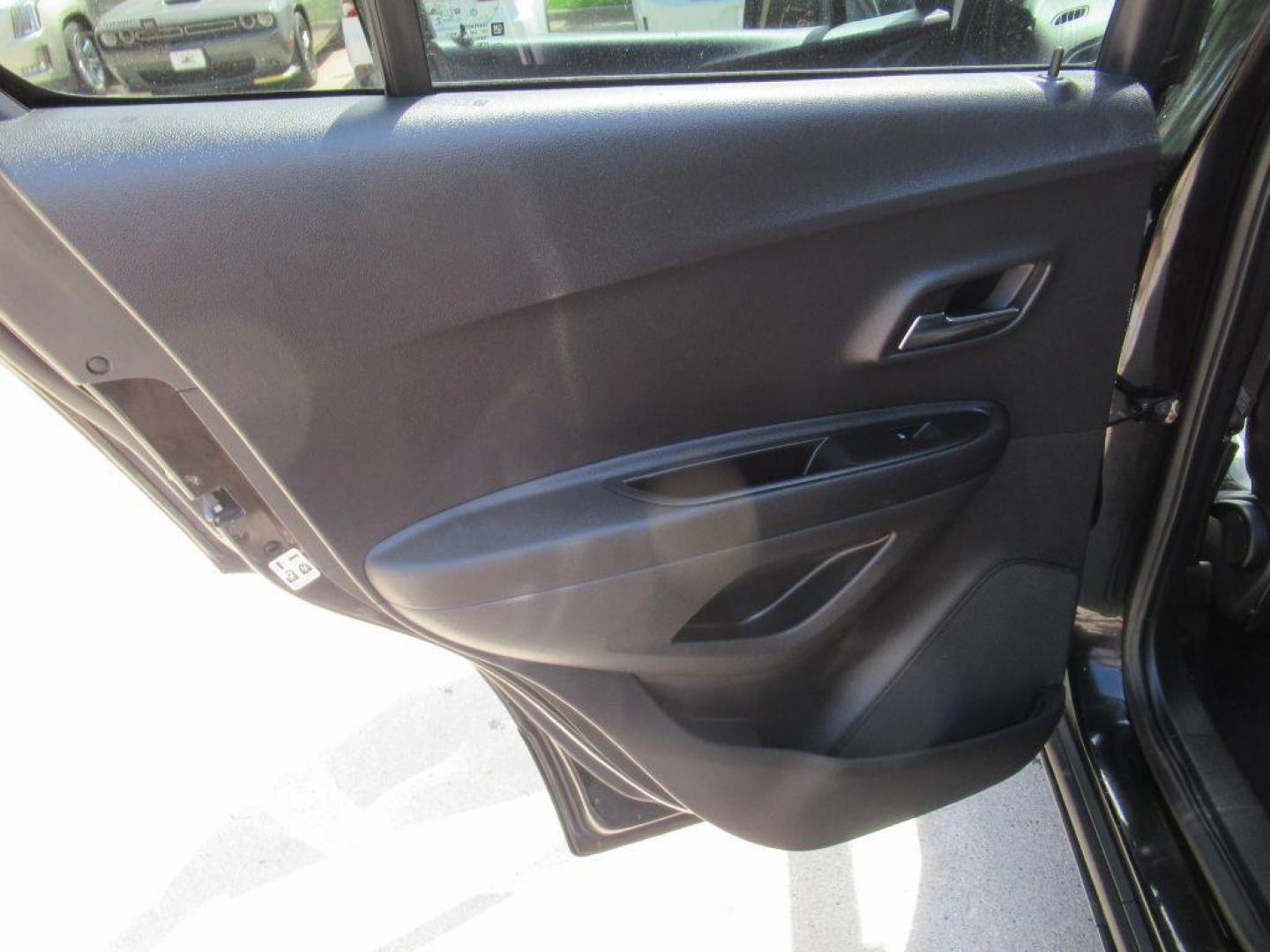2020 BLACK CHEVROLET TRAX 1LT (3GNCJPSB2LL) with an 1.4L engine, Automatic transmission, located at 908 SE 14th Street, Des Moines, IA, 50317, (515) 281-0330, 41.580303, -93.597046 - Photo#10