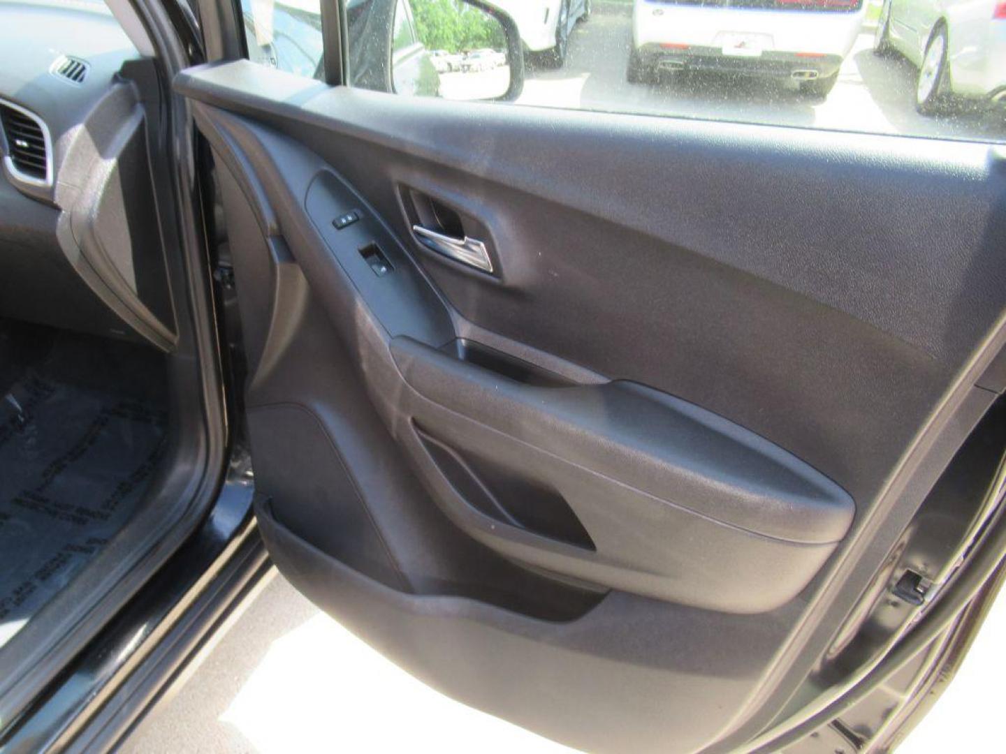 2020 BLACK CHEVROLET TRAX 1LT (3GNCJPSB2LL) with an 1.4L engine, Automatic transmission, located at 908 SE 14th Street, Des Moines, IA, 50317, (515) 281-0330, 41.580303, -93.597046 - Photo#12