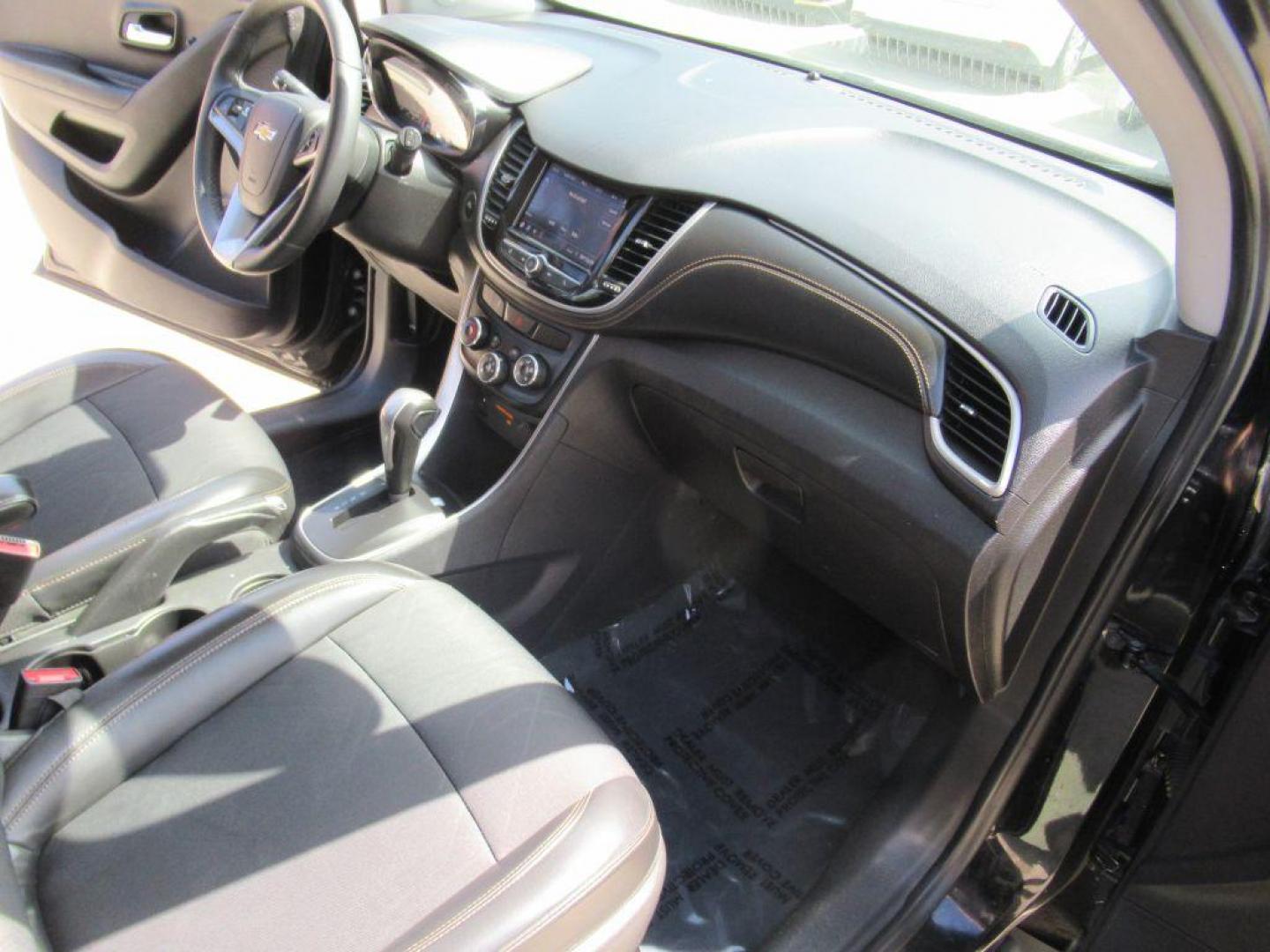 2020 BLACK CHEVROLET TRAX 1LT (3GNCJPSB2LL) with an 1.4L engine, Automatic transmission, located at 908 SE 14th Street, Des Moines, IA, 50317, (515) 281-0330, 41.580303, -93.597046 - Photo#13
