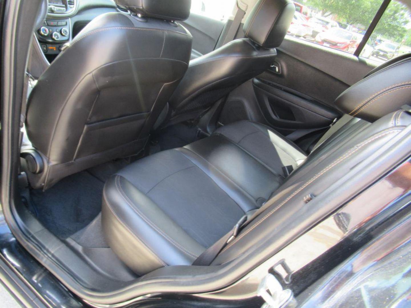 2020 BLACK CHEVROLET TRAX 1LT (3GNCJPSB2LL) with an 1.4L engine, Automatic transmission, located at 908 SE 14th Street, Des Moines, IA, 50317, (515) 281-0330, 41.580303, -93.597046 - Photo#15