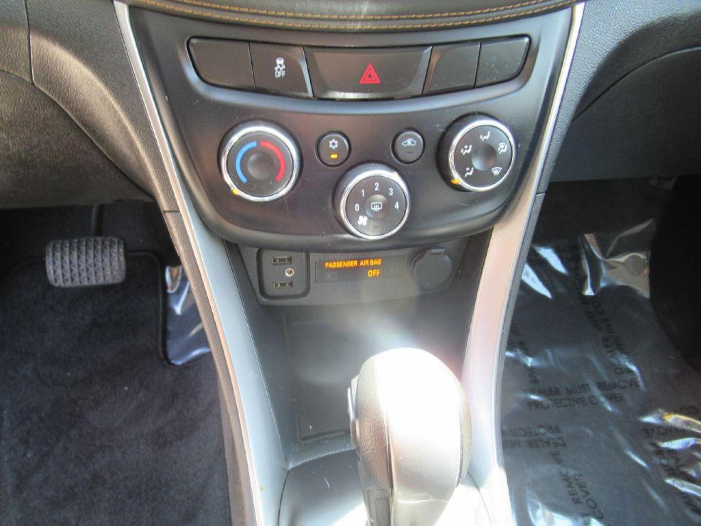 2020 BLACK CHEVROLET TRAX 1LT (3GNCJPSB2LL) with an 1.4L engine, Automatic transmission, located at 908 SE 14th Street, Des Moines, IA, 50317, (515) 281-0330, 41.580303, -93.597046 - Photo#20