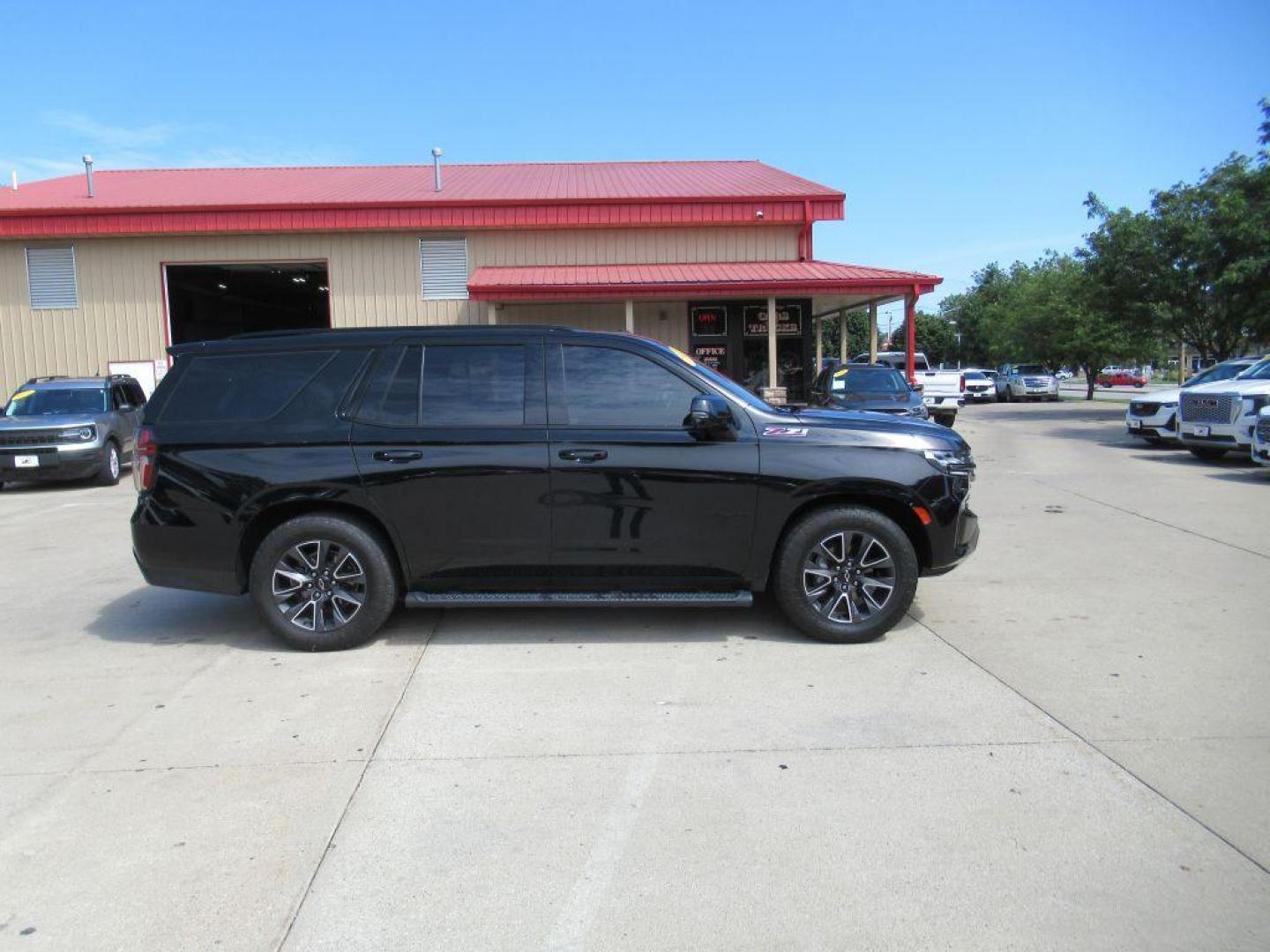 2022 BLACK CHEVROLET TAHOE Z71 (1GNSKPKL5NR) with an 6.2L engine, Automatic transmission, located at 908 SE 14th Street, Des Moines, IA, 50317, (515) 281-0330, 41.580303, -93.597046 - Photo#3