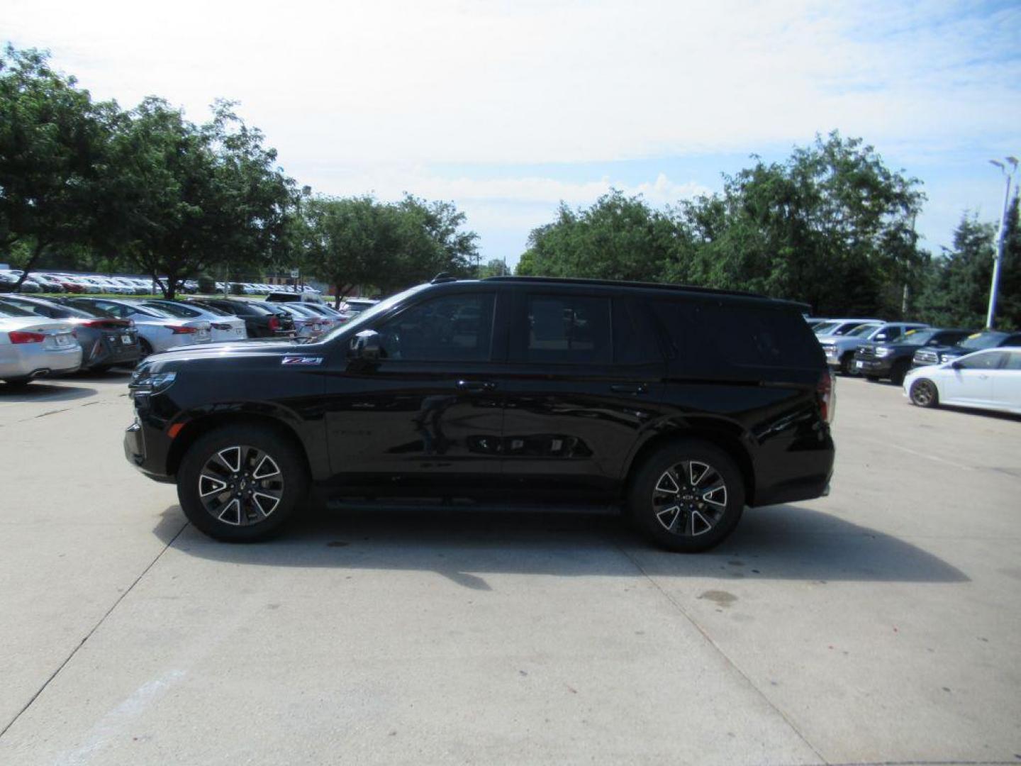 2022 BLACK CHEVROLET TAHOE Z71 (1GNSKPKL5NR) with an 6.2L engine, Automatic transmission, located at 908 SE 14th Street, Des Moines, IA, 50317, (515) 281-0330, 41.580303, -93.597046 - Photo#7