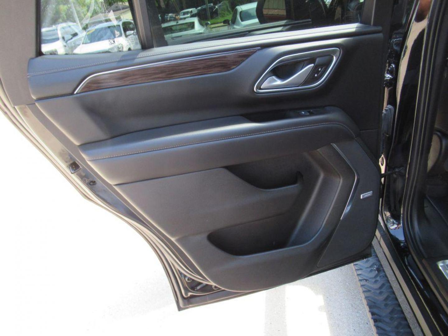2022 BLACK CHEVROLET TAHOE Z71 (1GNSKPKL5NR) with an 6.2L engine, Automatic transmission, located at 908 SE 14th Street, Des Moines, IA, 50317, (515) 281-0330, 41.580303, -93.597046 - Photo#10