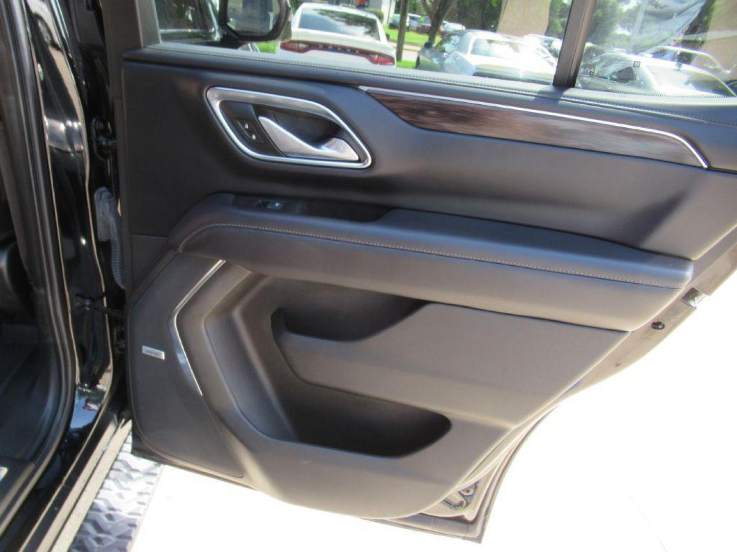 2022 BLACK CHEVROLET TAHOE Z71 (1GNSKPKL5NR) with an 6.2L engine, Automatic transmission, located at 908 SE 14th Street, Des Moines, IA, 50317, (515) 281-0330, 41.580303, -93.597046 - Photo#11