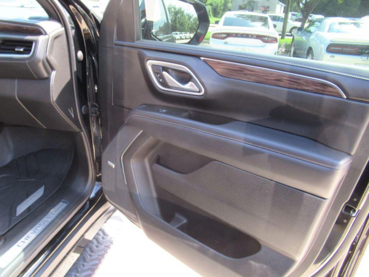 2022 BLACK CHEVROLET TAHOE Z71 (1GNSKPKL5NR) with an 6.2L engine, Automatic transmission, located at 908 SE 14th Street, Des Moines, IA, 50317, (515) 281-0330, 41.580303, -93.597046 - Photo#12