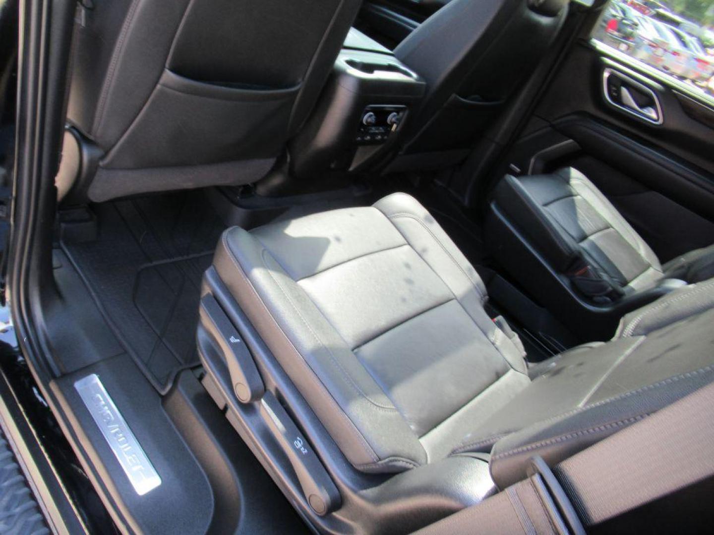 2022 BLACK CHEVROLET TAHOE Z71 (1GNSKPKL5NR) with an 6.2L engine, Automatic transmission, located at 908 SE 14th Street, Des Moines, IA, 50317, (515) 281-0330, 41.580303, -93.597046 - Photo#16