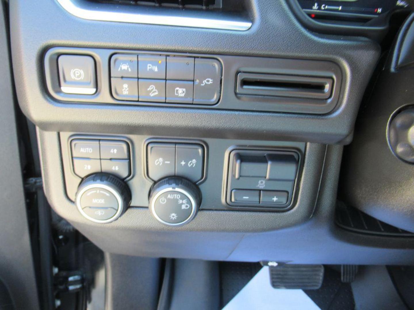2022 BLACK CHEVROLET TAHOE Z71 (1GNSKPKL5NR) with an 6.2L engine, Automatic transmission, located at 908 SE 14th Street, Des Moines, IA, 50317, (515) 281-0330, 41.580303, -93.597046 - Photo#27