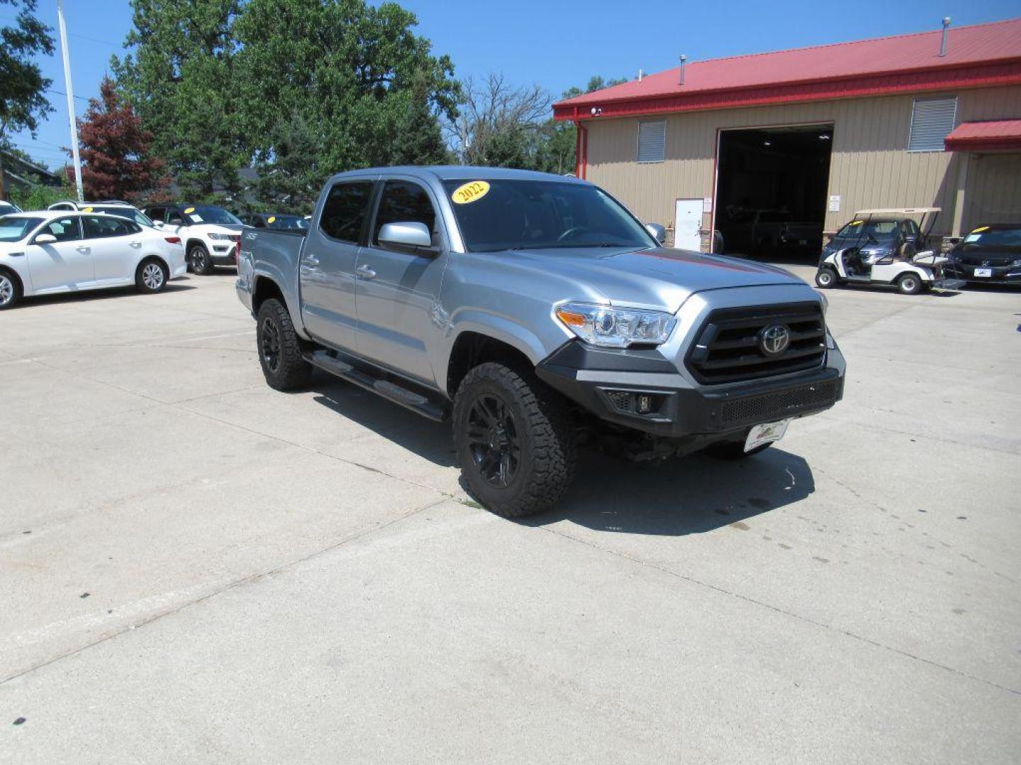 2022 SILVER TOYOTA TACOMA DOUBLE CAB (3TYAX5GN1NT) with an 2.7L engine, Automatic transmission, located at 908 SE 14th Street, Des Moines, IA, 50317, (515) 281-0330, 41.580303, -93.597046 - Photo#2