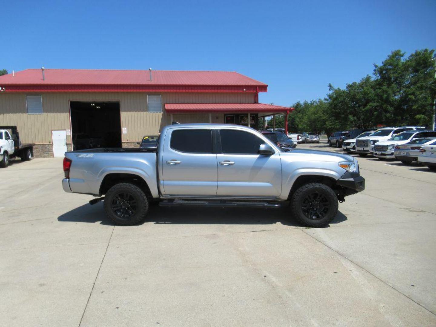2022 SILVER TOYOTA TACOMA DOUBLE CAB (3TYAX5GN1NT) with an 2.7L engine, Automatic transmission, located at 908 SE 14th Street, Des Moines, IA, 50317, (515) 281-0330, 41.580303, -93.597046 - Photo#3