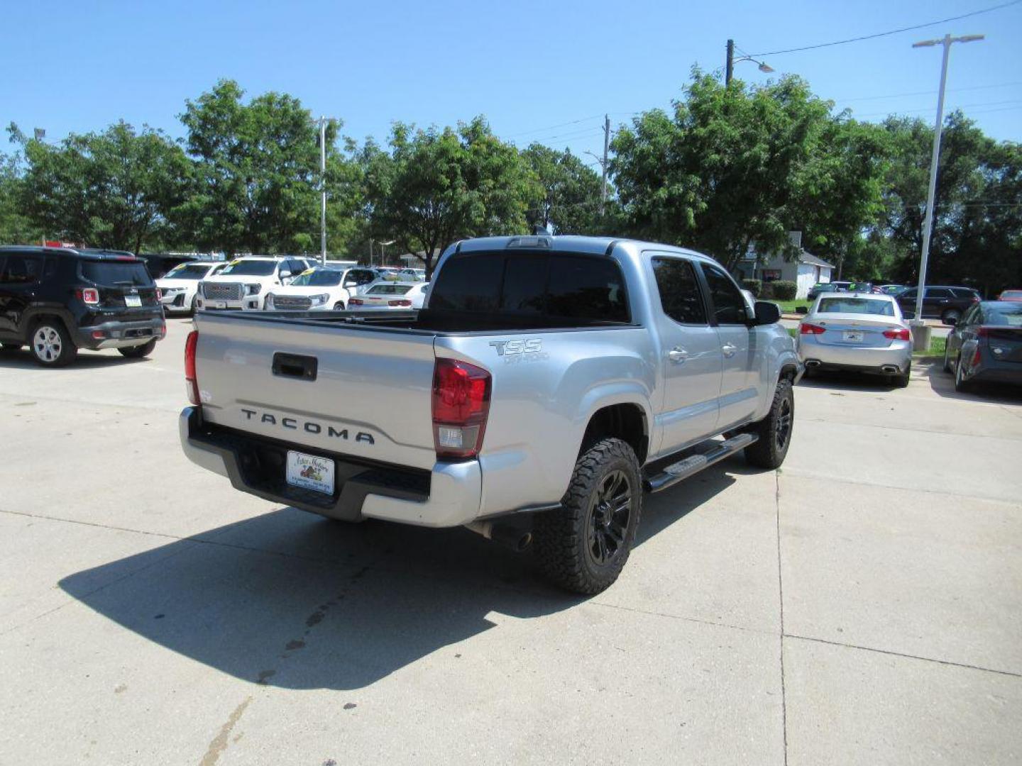 2022 SILVER TOYOTA TACOMA DOUBLE CAB (3TYAX5GN1NT) with an 2.7L engine, Automatic transmission, located at 908 SE 14th Street, Des Moines, IA, 50317, (515) 281-0330, 41.580303, -93.597046 - Photo#4