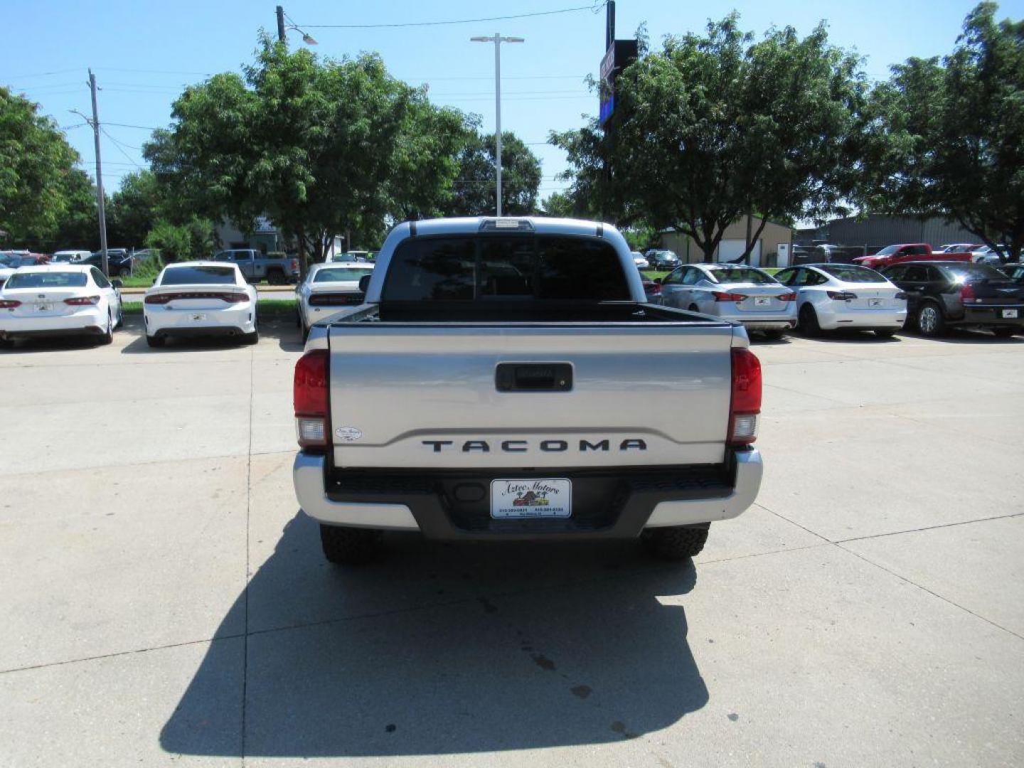2022 SILVER TOYOTA TACOMA DOUBLE CAB (3TYAX5GN1NT) with an 2.7L engine, Automatic transmission, located at 908 SE 14th Street, Des Moines, IA, 50317, (515) 281-0330, 41.580303, -93.597046 - Photo#5