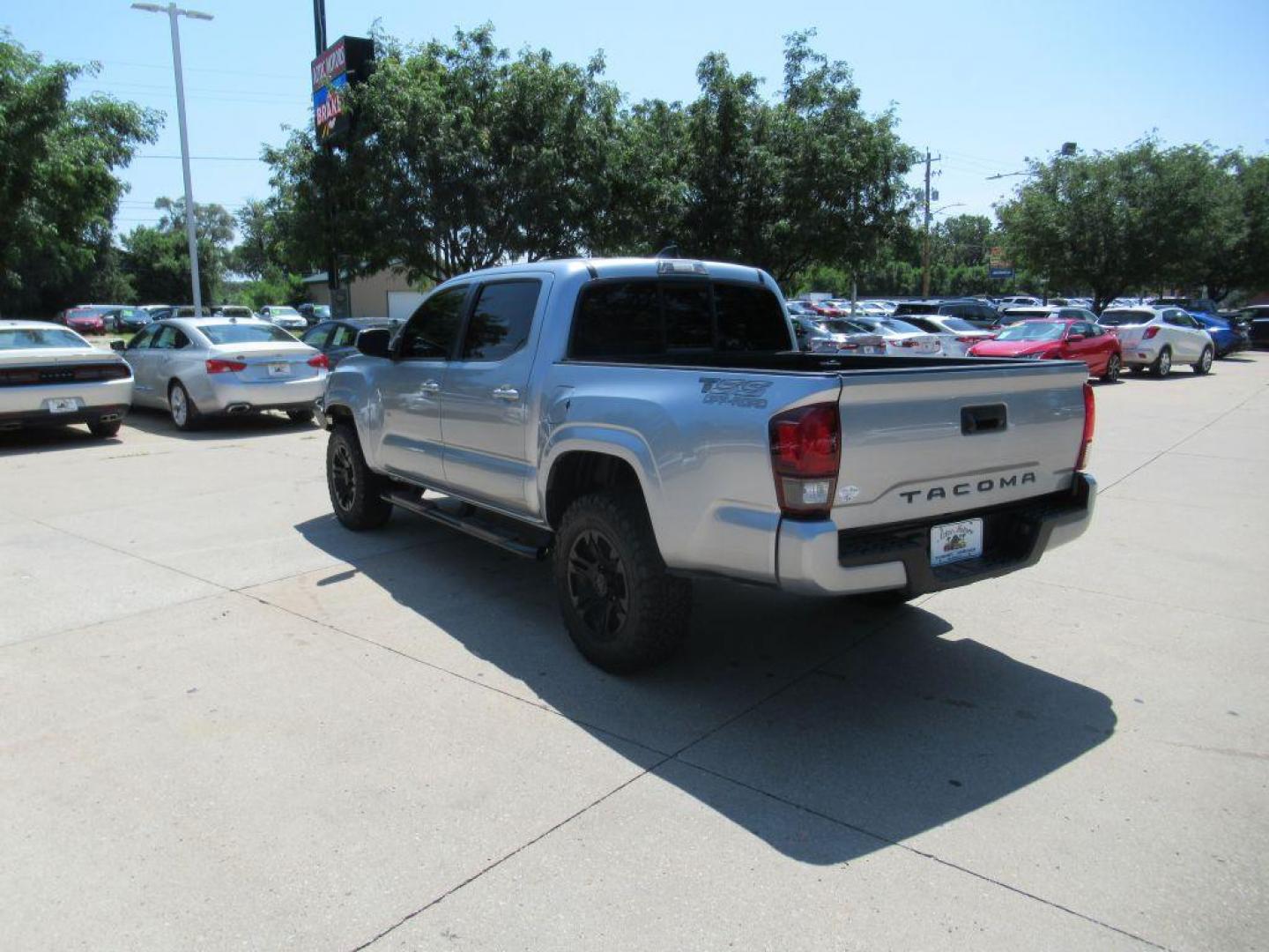 2022 SILVER TOYOTA TACOMA DOUBLE CAB (3TYAX5GN1NT) with an 2.7L engine, Automatic transmission, located at 908 SE 14th Street, Des Moines, IA, 50317, (515) 281-0330, 41.580303, -93.597046 - Photo#6