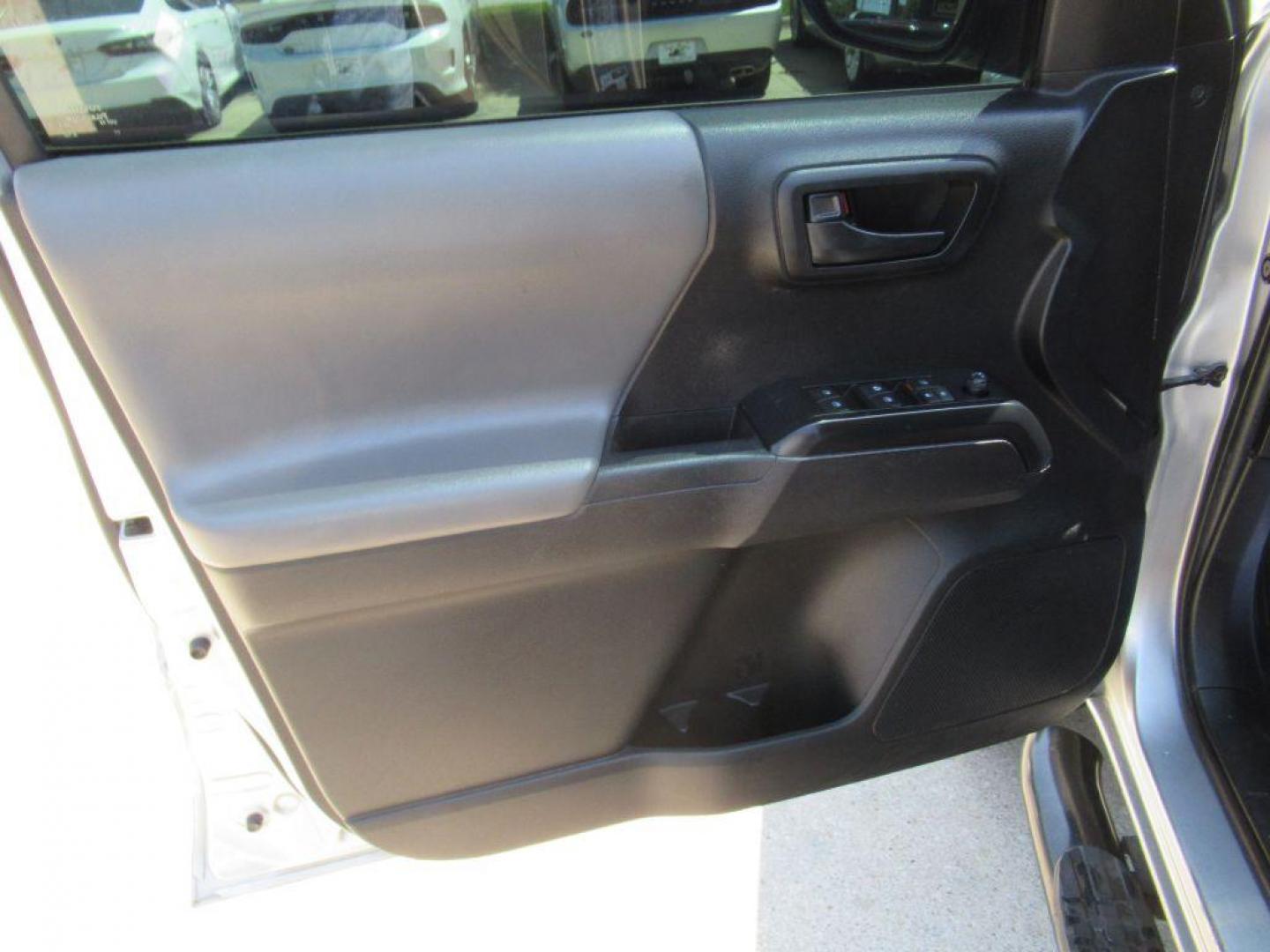 2022 SILVER TOYOTA TACOMA DOUBLE CAB (3TYAX5GN1NT) with an 2.7L engine, Automatic transmission, located at 908 SE 14th Street, Des Moines, IA, 50317, (515) 281-0330, 41.580303, -93.597046 - Photo#9