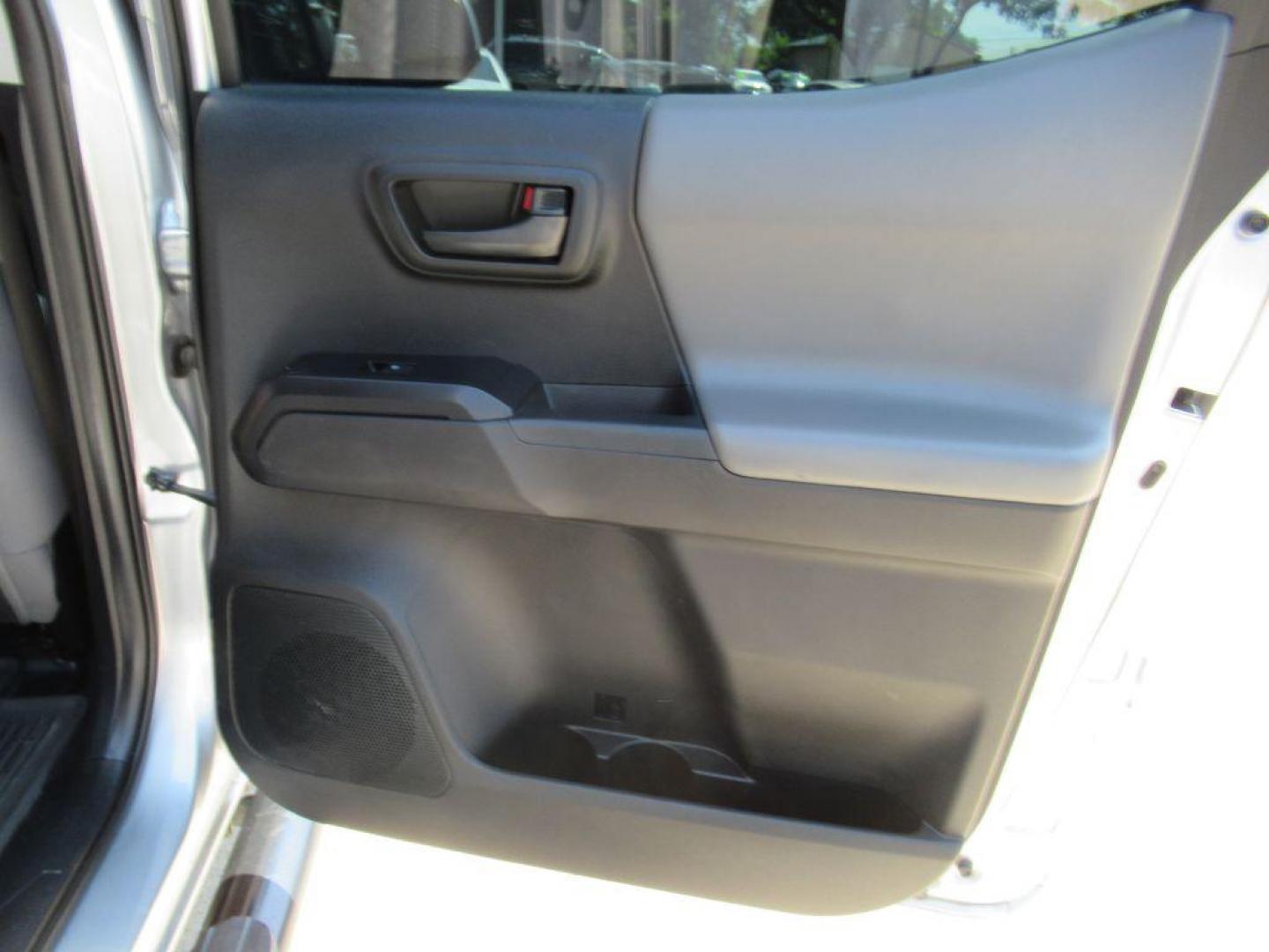 2022 SILVER TOYOTA TACOMA DOUBLE CAB (3TYAX5GN1NT) with an 2.7L engine, Automatic transmission, located at 908 SE 14th Street, Des Moines, IA, 50317, (515) 281-0330, 41.580303, -93.597046 - Photo#11