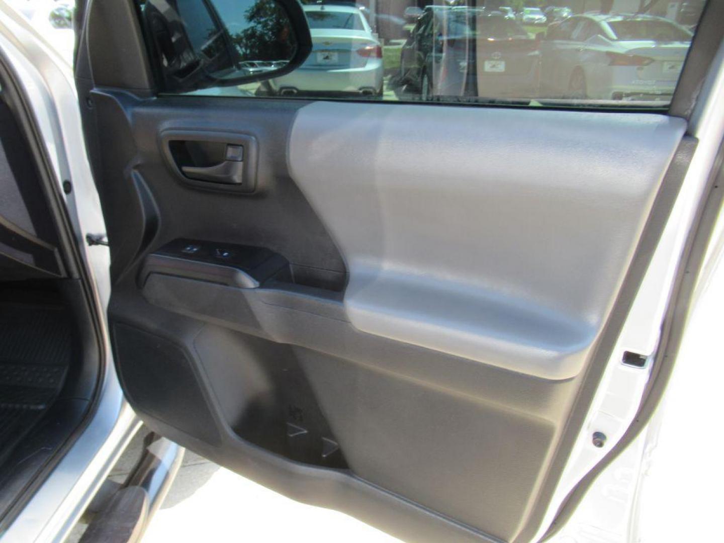 2022 SILVER TOYOTA TACOMA DOUBLE CAB (3TYAX5GN1NT) with an 2.7L engine, Automatic transmission, located at 908 SE 14th Street, Des Moines, IA, 50317, (515) 281-0330, 41.580303, -93.597046 - Photo#12
