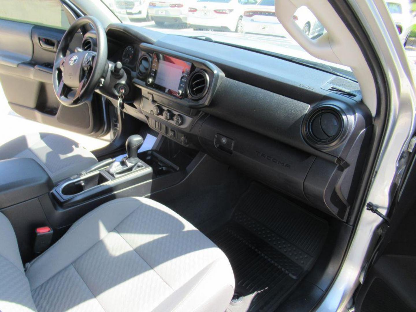 2022 SILVER TOYOTA TACOMA DOUBLE CAB (3TYAX5GN1NT) with an 2.7L engine, Automatic transmission, located at 908 SE 14th Street, Des Moines, IA, 50317, (515) 281-0330, 41.580303, -93.597046 - Photo#13