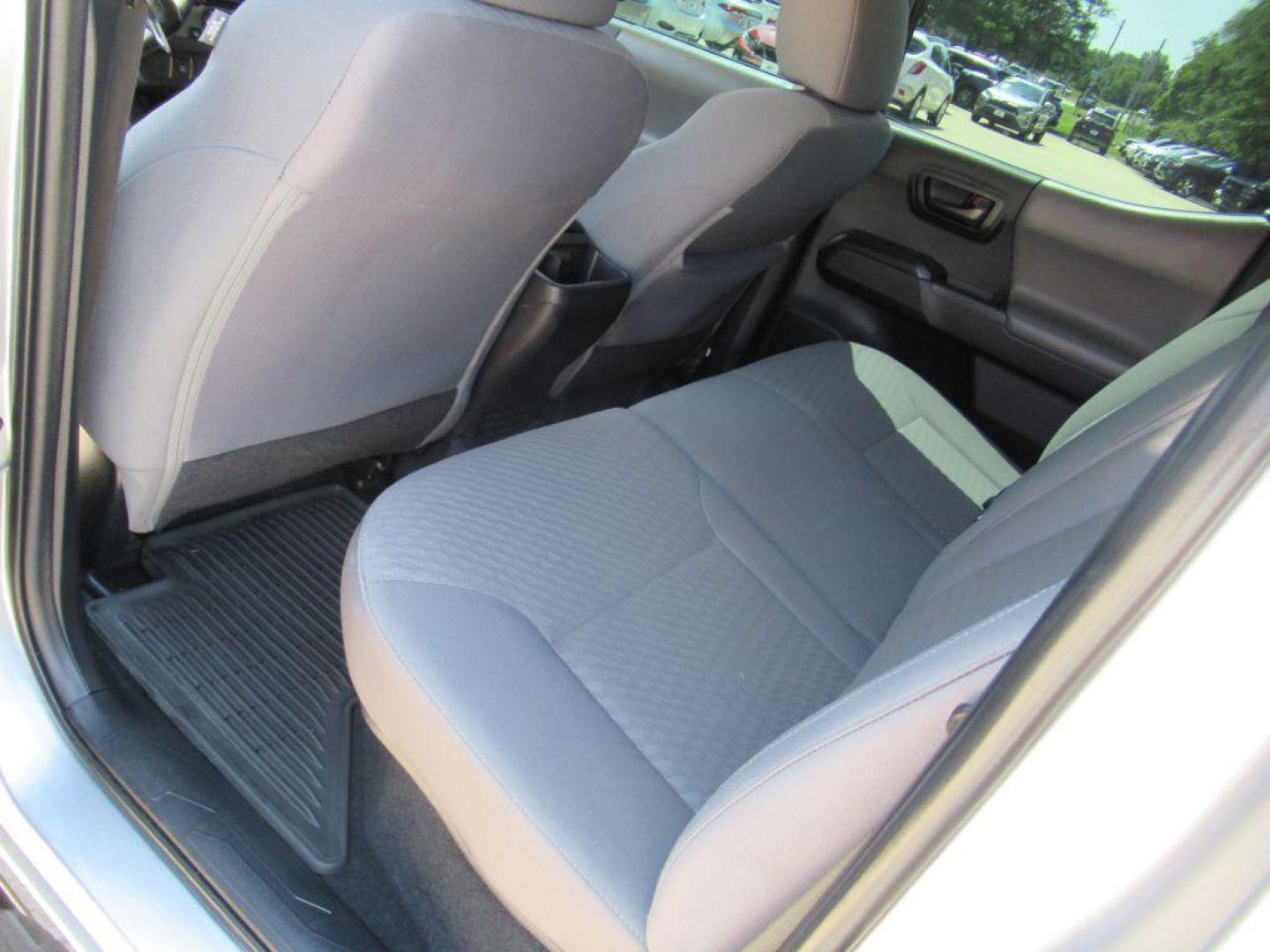 2022 SILVER TOYOTA TACOMA DOUBLE CAB (3TYAX5GN1NT) with an 2.7L engine, Automatic transmission, located at 908 SE 14th Street, Des Moines, IA, 50317, (515) 281-0330, 41.580303, -93.597046 - Photo#15