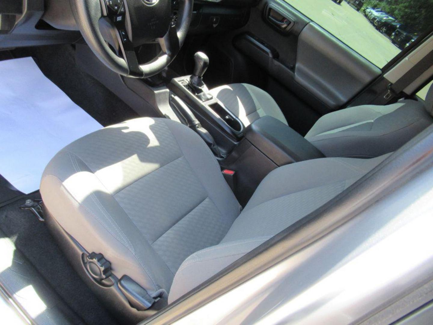 2022 SILVER TOYOTA TACOMA DOUBLE CAB (3TYAX5GN1NT) with an 2.7L engine, Automatic transmission, located at 908 SE 14th Street, Des Moines, IA, 50317, (515) 281-0330, 41.580303, -93.597046 - Photo#16