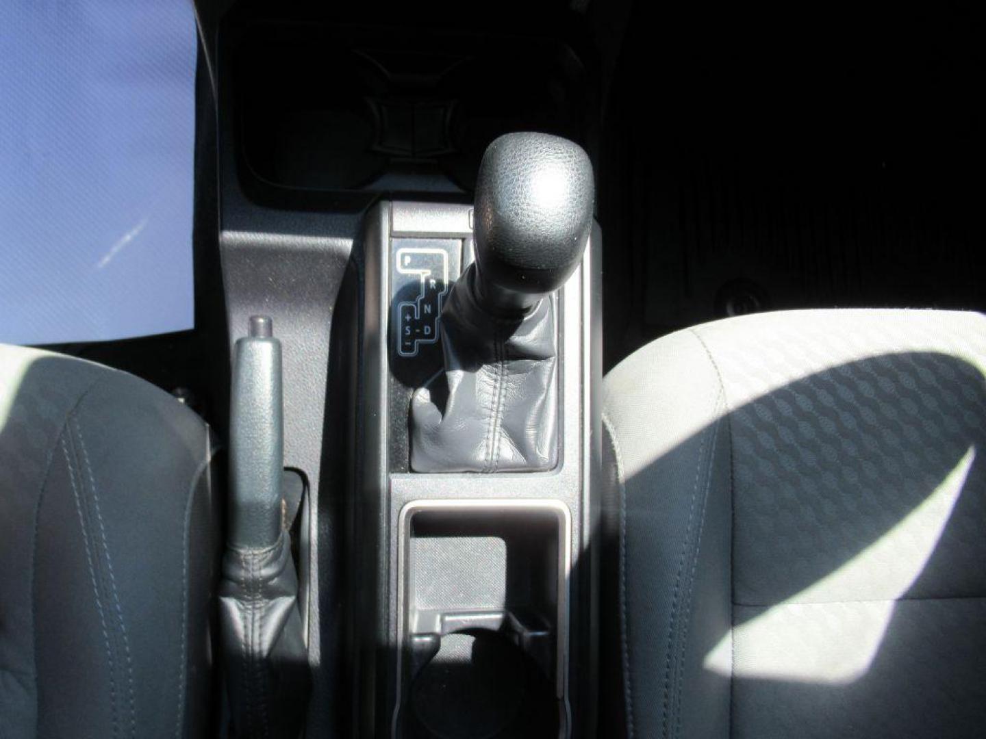2022 SILVER TOYOTA TACOMA DOUBLE CAB (3TYAX5GN1NT) with an 2.7L engine, Automatic transmission, located at 908 SE 14th Street, Des Moines, IA, 50317, (515) 281-0330, 41.580303, -93.597046 - Photo#19