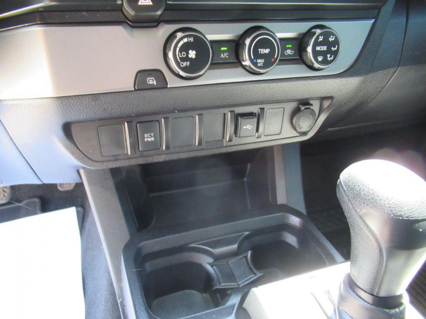 2022 SILVER TOYOTA TACOMA DOUBLE CAB (3TYAX5GN1NT) with an 2.7L engine, Automatic transmission, located at 908 SE 14th Street, Des Moines, IA, 50317, (515) 281-0330, 41.580303, -93.597046 - Photo#20