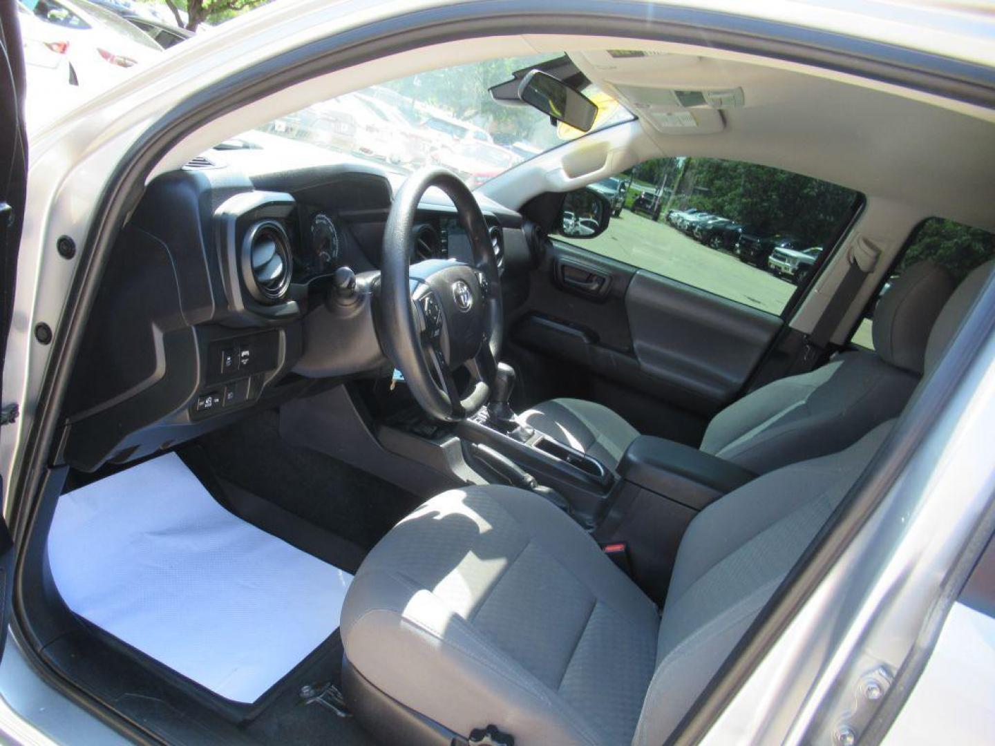 2022 SILVER TOYOTA TACOMA DOUBLE CAB (3TYAX5GN1NT) with an 2.7L engine, Automatic transmission, located at 908 SE 14th Street, Des Moines, IA, 50317, (515) 281-0330, 41.580303, -93.597046 - Photo#26