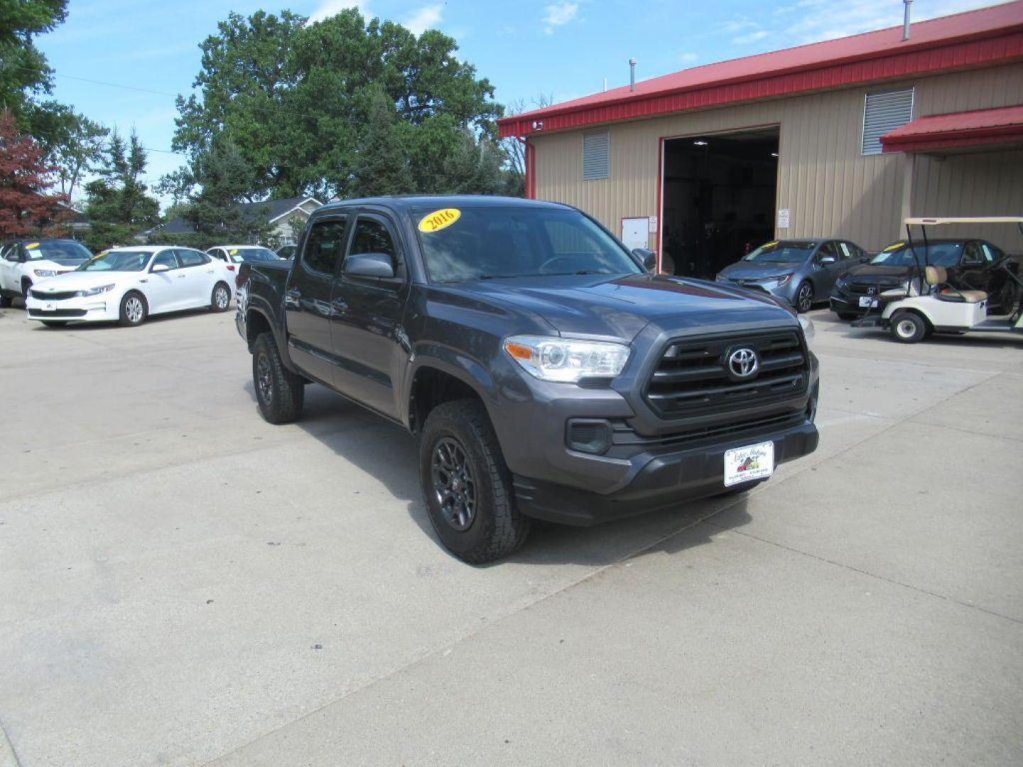 2016 GRAY TOYOTA TACOMA DOUBLE CAB (5TFCZ5AN0GX) with an 3.5L engine, Automatic transmission, located at 908 SE 14th Street, Des Moines, IA, 50317, (515) 281-0330, 41.580303, -93.597046 - Photo#2
