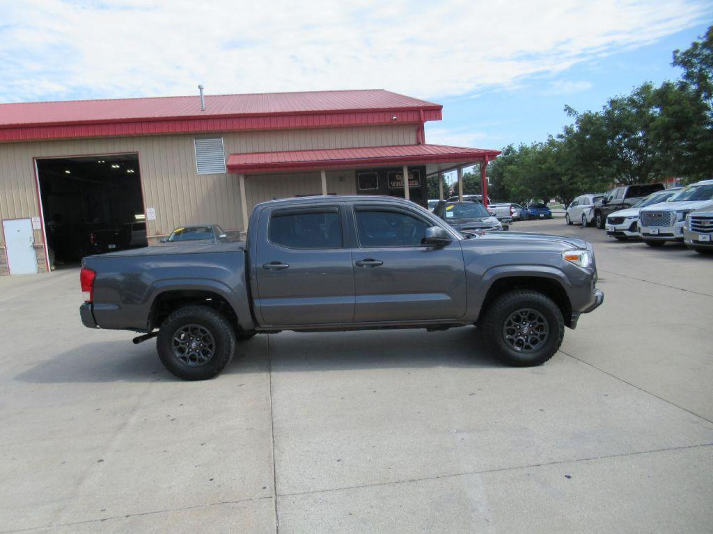 2016 GRAY TOYOTA TACOMA DOUBLE CAB (5TFCZ5AN0GX) with an 3.5L engine, Automatic transmission, located at 908 SE 14th Street, Des Moines, IA, 50317, (515) 281-0330, 41.580303, -93.597046 - Photo#3