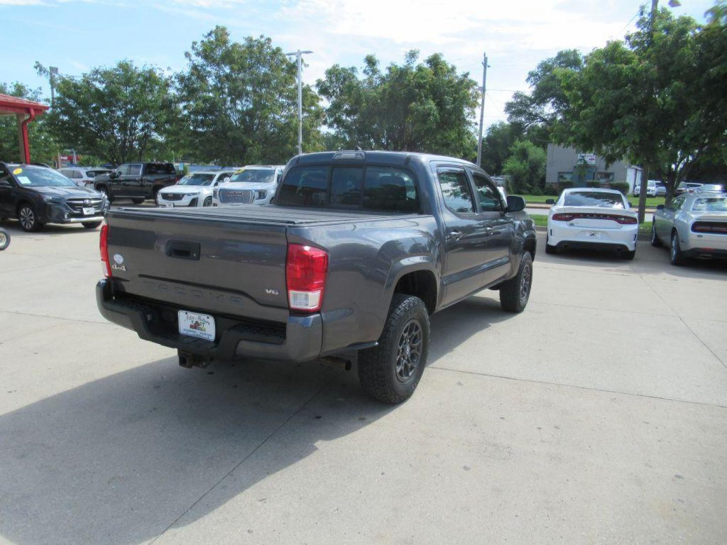 2016 GRAY TOYOTA TACOMA DOUBLE CAB (5TFCZ5AN0GX) with an 3.5L engine, Automatic transmission, located at 908 SE 14th Street, Des Moines, IA, 50317, (515) 281-0330, 41.580303, -93.597046 - Photo#4