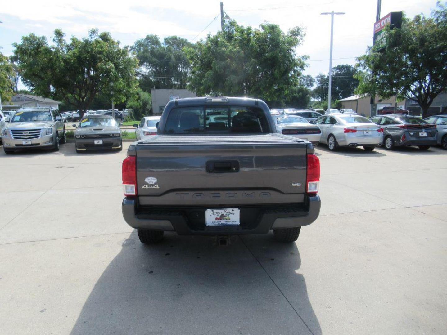 2016 GRAY TOYOTA TACOMA DOUBLE CAB (5TFCZ5AN0GX) with an 3.5L engine, Automatic transmission, located at 908 SE 14th Street, Des Moines, IA, 50317, (515) 281-0330, 41.580303, -93.597046 - Photo#5